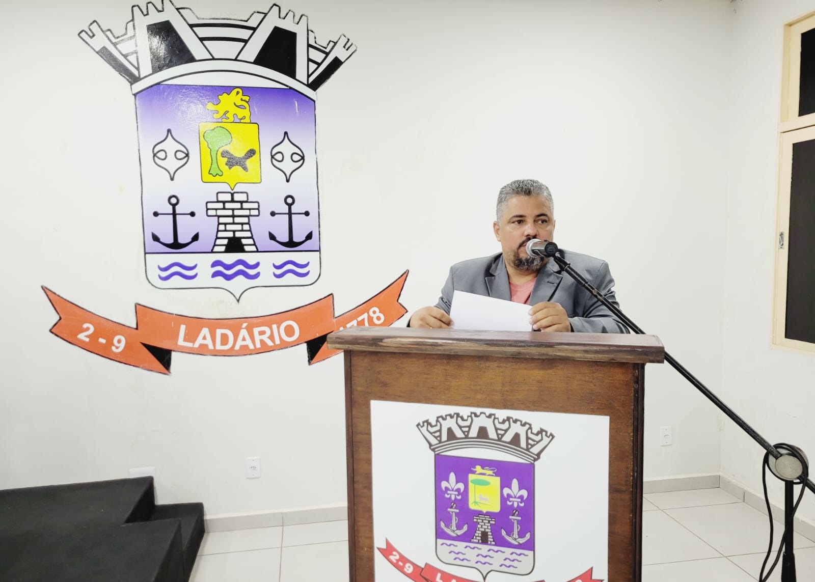 O VEREADOR EDUARDO APRESENTOU O PARECER DO PROJETO DE LEI Nº 002/2023 NA SESSÃO ORDINÁRIA 02/05/2023