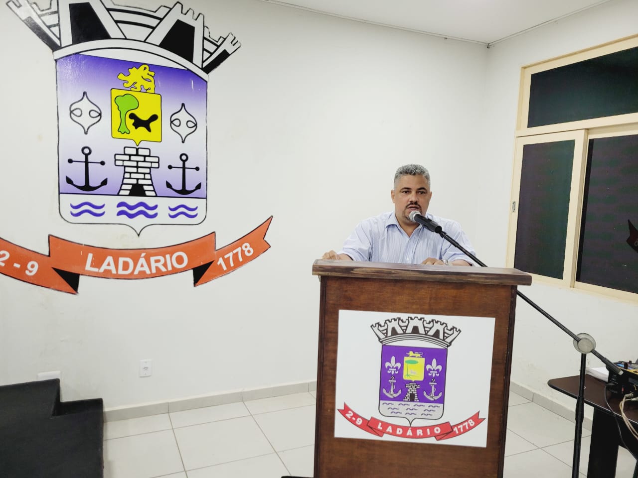 O RELATOR VEREADOR EDUARDO APRESENTOU O PARECER DO PROJETO DE LEI Nº 3/PML QUE " INSTITUI O PROGRAMA DE INCENTIVO À REALIZAÇÃO DO ARRAIAL DE BANHO DE SÃO JOÃO NO MUNICÍPIO DE LADÁRIO-MS" NA SESSÃO ORDINÁRIA 09/05/2023