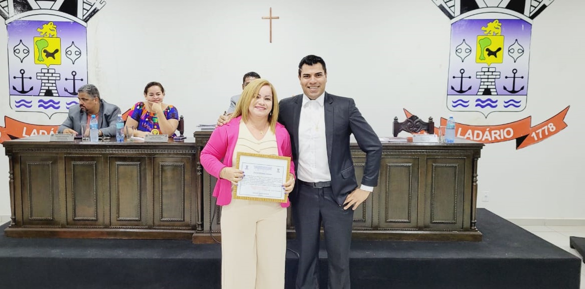 ENTREGA DE TÍTULO DE CIDADÃ LADARENSE Á PSICÓLOGA EVANILZA MATEUS DE OLIVEIRA