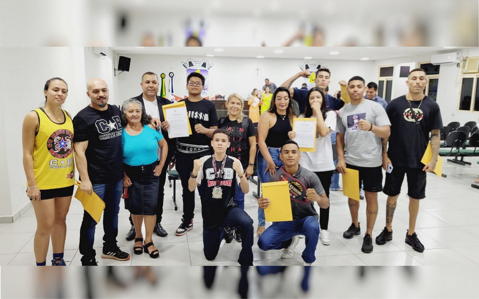 O VEREADOR JONIL JUNIOR ENTREGOU MOÇÃO DE APLAUSOS E CONGRATULAÇÕES AOS ATLETAS DA ACADEMIA RAVI TEAM CHUTE BOX