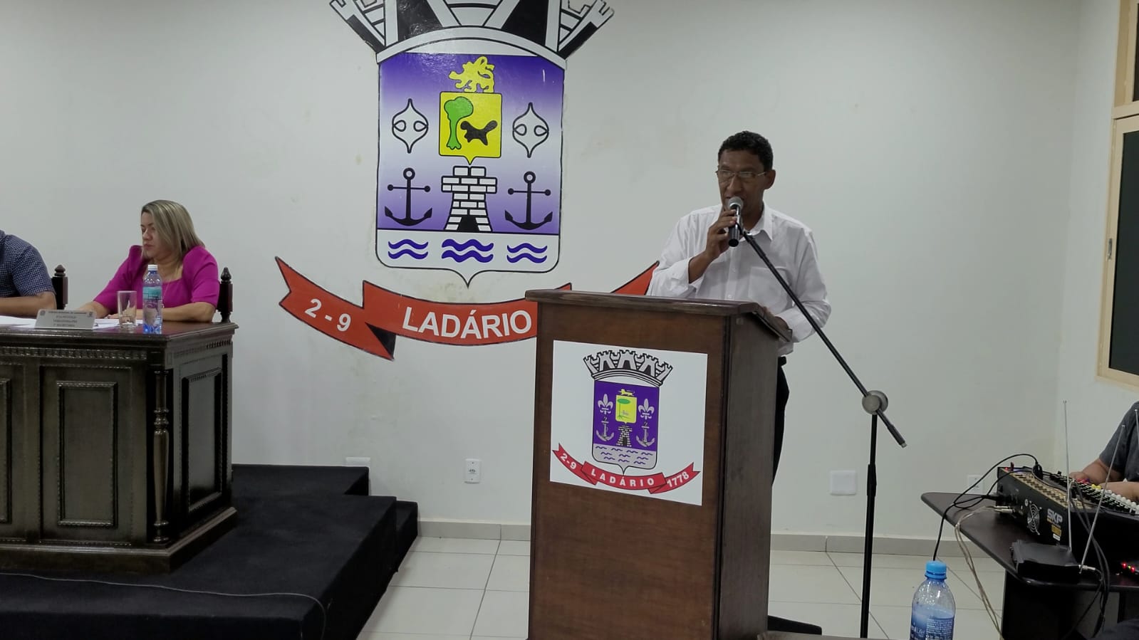 O VEREADOR DENILSON MARCIO SOLICITOU A ENTREGA DE MOÇÃO DE CONGRATULAÇÕES E APLAUSOS