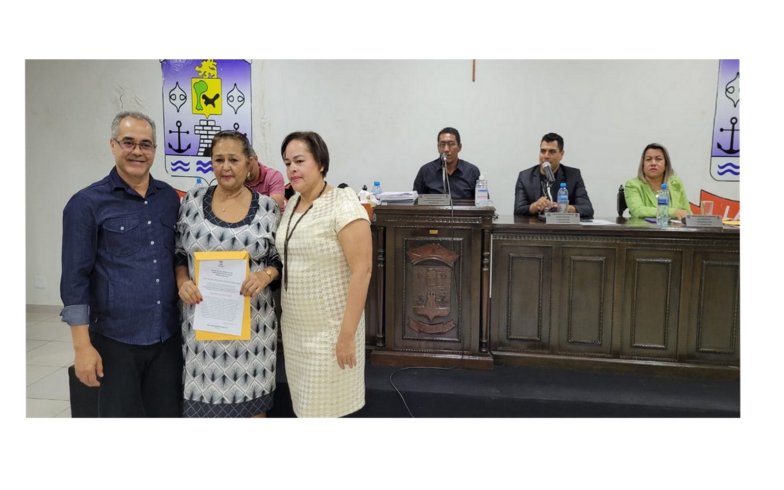 ENTREGA DE MOÇÃO DE APLAUSOS E CONGRATULAÇÕES PARA AS MULHERES E MÃES LADARENSES NA SESSÃO ORDINÁRIA 16/05/2023