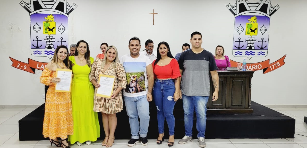 A VEREADORA ROSIRLEI ARAÚJO DE OLIVEIRA ENTREGOU MOÇÃO DE APLAUSOS E CONGRATULAÇÕES À EQUIPE DE IMUNIZAÇÃO DA SAÚDE