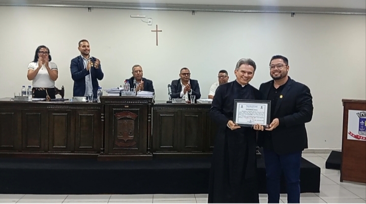 PADRE FÁBIO VIEIRA RECEBE TÍTULO DE CIDADÃO LADARENSE DURANTE SESSÃO ORDINÁRIA